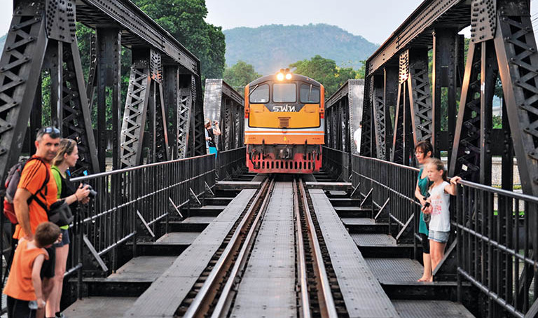 在泰国，乘坐一列开往80年前的火车