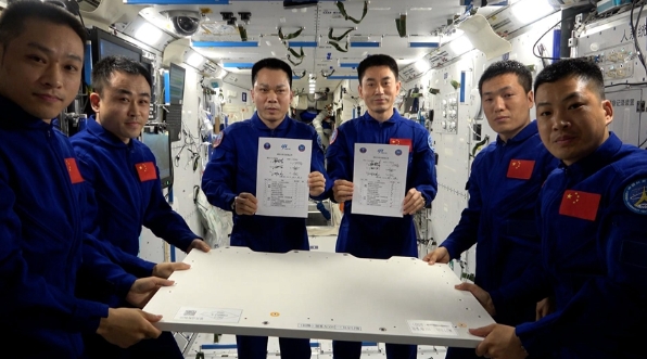 中国航天员乘组完成在轨交接 神十七航天员即将天外归来