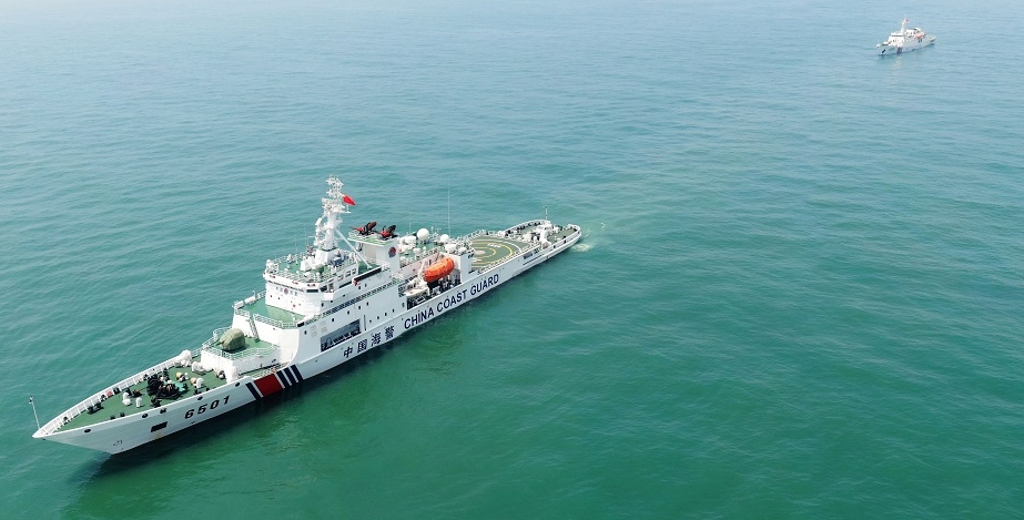 中国海警依法对菲律宾侵闯黄岩岛邻近海域的4410海警船、3004公务船实施驱离