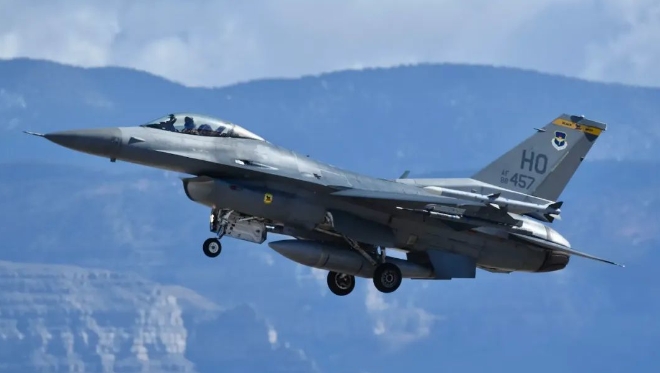 美媒：美国空军一架F-16战斗机坠毁，飞行员在飞机坠地前弹射逃生